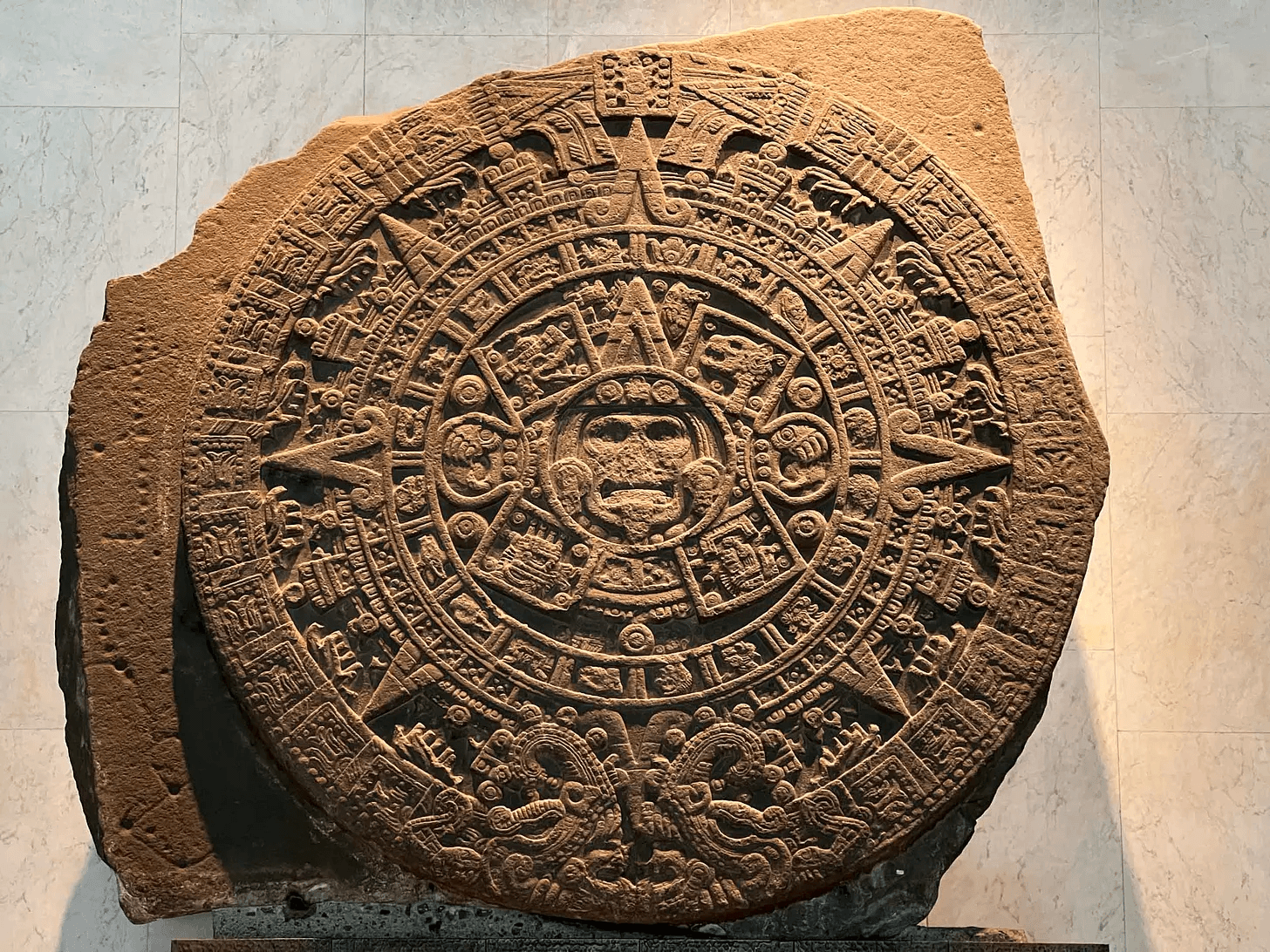 Pietra del Sole: il mistero degli Aztechi e la leggenda dei cinque mondi scomparsi